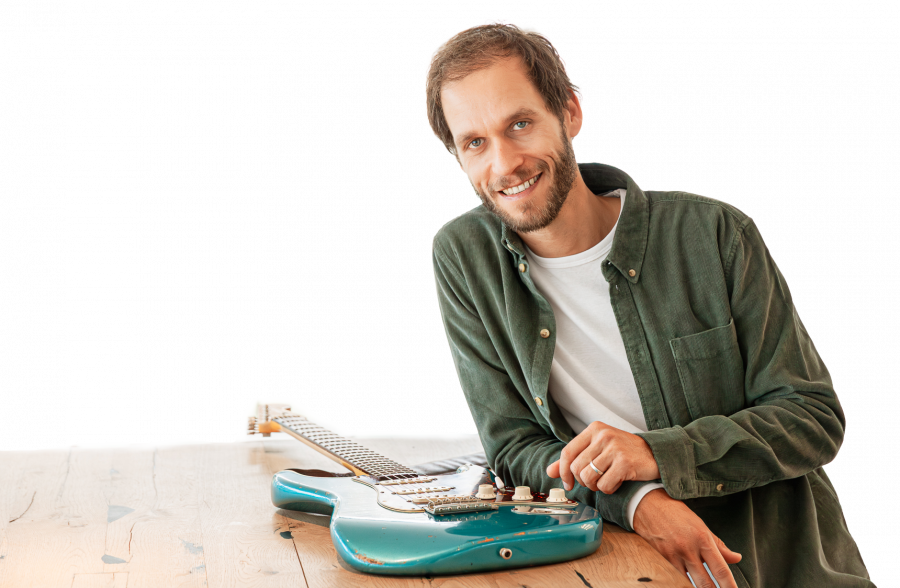 Gitarrenlehrer Marco Hohner mit seinem Lieblingsinstrument E-Gitarre
