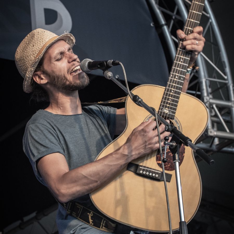 Musiker-Coach Marco Hohner von Backstage Journey live auf der Bühne
